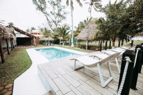 Monte GordoHotel Bungalows Marbella Costa Esmeralda的毗邻度假酒店的带躺椅的游泳池