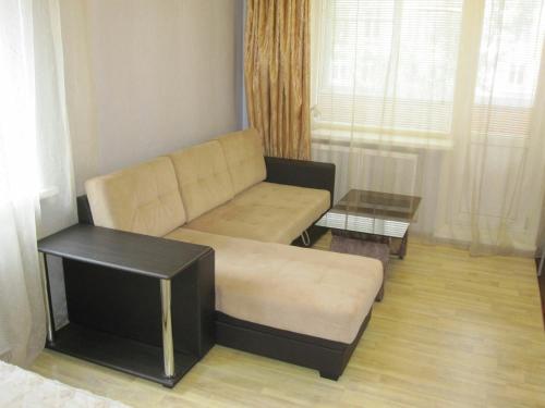 沃罗涅什Apartment Na Lenina 86A的客厅配有沙发和桌子