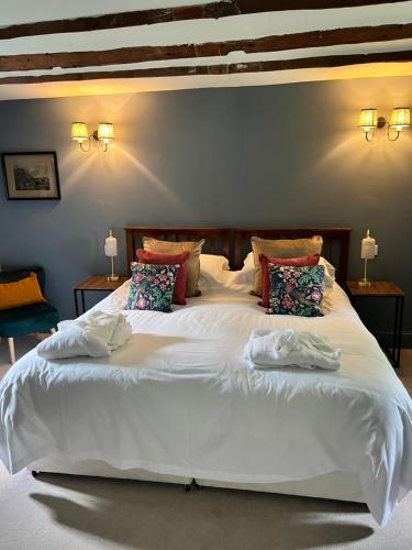 布莱尔高里Blairbeg Cottage的卧室配有带枕头的大型白色床