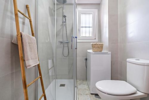 滨海罗克塔斯Elegante Apartamento cerca al mar的一间带卫生间和玻璃淋浴间的浴室