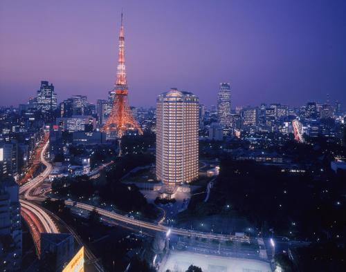 东京The Prince Park Tower Tokyo - Preferred Hotels & Resorts, LVX Collection的享有艾菲尔铁塔的夜间城市景观