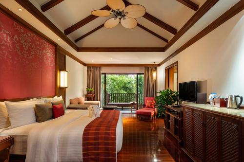 景洪市西双版纳安纳塔拉度假酒店的酒店客房,配有床和电视