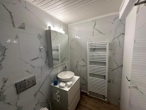 斯基亚索斯镇Captain's Villa的白色的浴室设有水槽和镜子