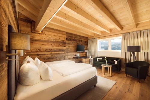 巴尔德赫旺Torghele's Wald & Fluh的卧室配有一张床铺,位于带木墙的房间内