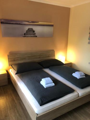 VordernbergAlpenKlub Hotel的一间卧室配有一张床,上面有两条毛巾