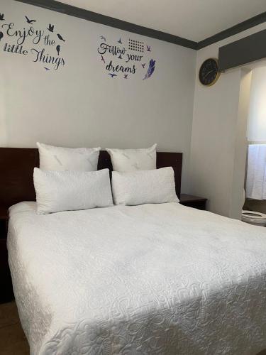 内尔斯普雷特liam travel inn的卧室配有带白色枕头的大床