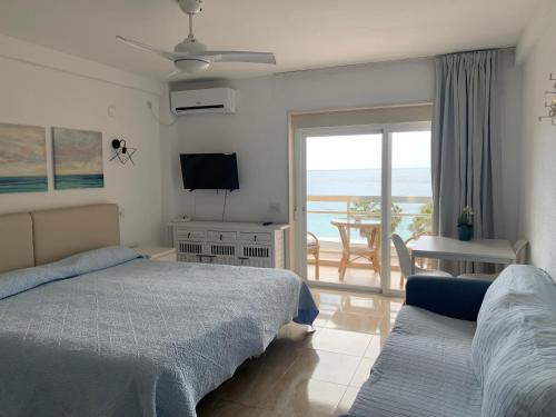 阿尔姆尼卡Apartahotel CHINASOL con Parking y Desayuno的一间带两张床的卧室,享有海景