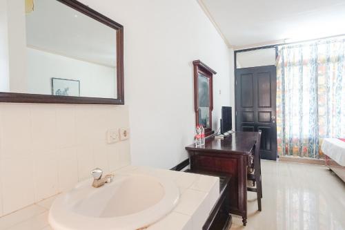 登巴萨奥兰杰酒店的白色的浴室设有水槽和镜子