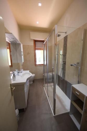 芬奇Affittacamere Acquaria-Vinci的带淋浴、盥洗盆和卫生间的浴室