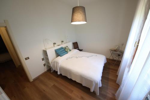 芬奇Affittacamere Acquaria-Vinci的一间卧室配有白色床和蓝色枕头