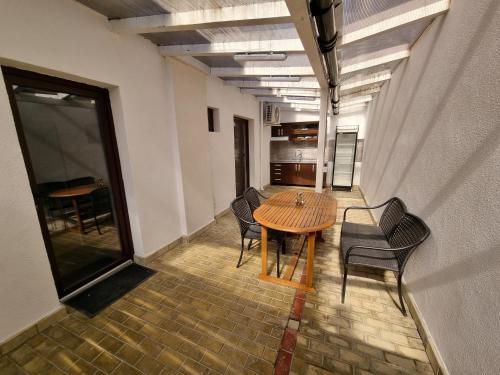 艾福雷诺德Vila duMio的走廊上设有桌椅