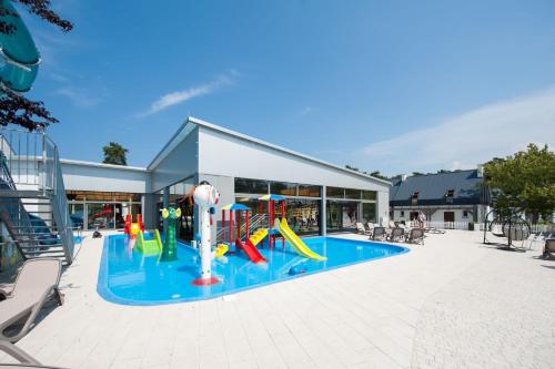 尼彻兹Apartamenty Klifowa 7的一个带滑梯和游乐场的游泳池