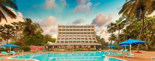 孟买度假酒店的大楼前有游泳池的酒店
