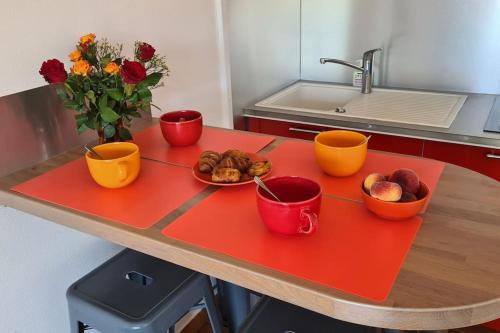 锡富尔勒普拉日COSY Studio Wifi Clim Terrasse parking的桌子上放着杯子和一盘食物
