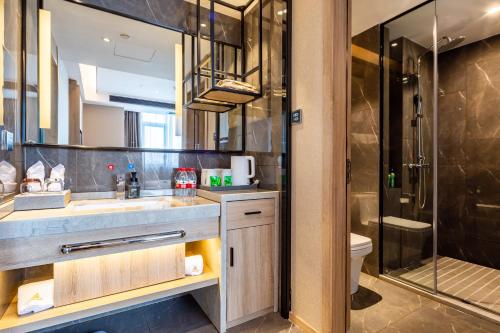 谷塘莫林酒店长沙黄花国际机场店的一间带水槽和淋浴的浴室