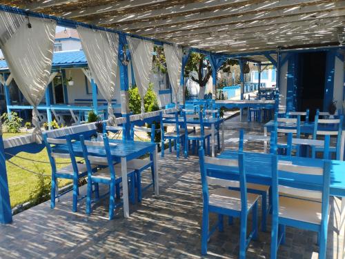 茹里洛夫卡Pensiune Blue Coral Jurilovca的餐馆的一排蓝色的桌椅