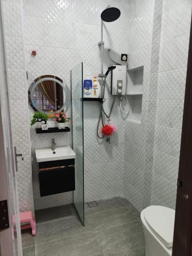 巴西古当Homestay 4BR with Outdoor Pool的一间带卫生间、水槽和镜子的浴室