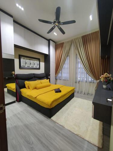 巴西古当Homestay 4BR with Outdoor Pool的一间卧室配有黄色的床和吊扇