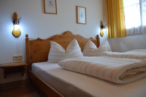 特雷芬Panorama Apartment Gerlitzen的一间卧室配有两张带白色枕头的床