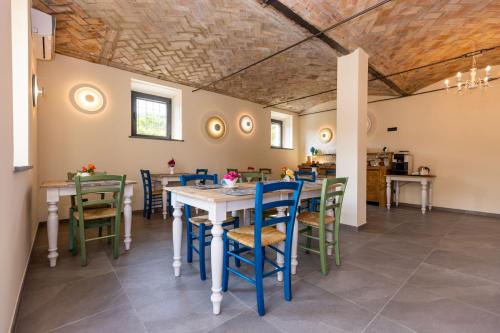 ViazzanoAgriturismo I Tre Colli的一间带桌椅的用餐室