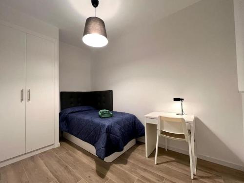 马德里Excelente piso en barrio Salamanca!的一间卧室配有一张床、一张桌子和一张桌子