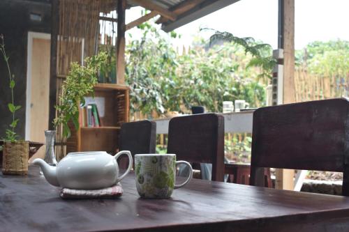 鲁滕Mama's Homestay Ruteng的茶壶和茶杯的桌子