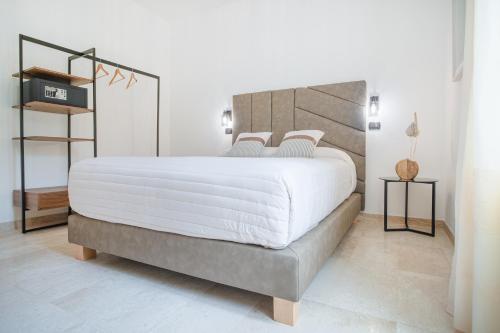 布多索Paghe Eco Luxury Experience的一间卧室配有一张带白色床单的大床