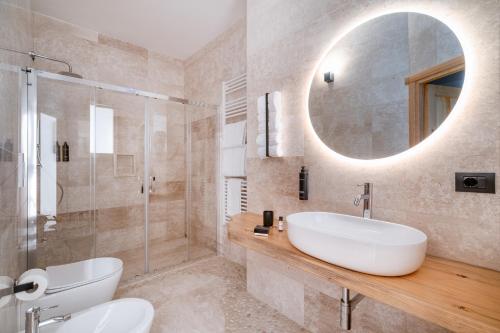 布多索Paghe Eco Luxury Experience的浴室设有白色水槽和镜子