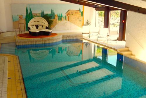 上施陶芬Vital Lodge Allgäu mit Oberstaufen PLUS的一座房子里游泳池的模型