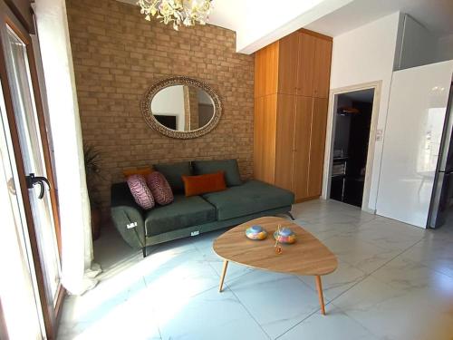 斯基亚索斯镇Inna Suite luxury apartment in the center的客厅配有绿色沙发和桌子