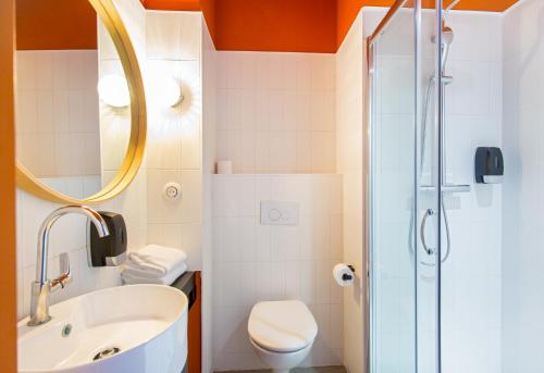 普罗旺斯地区萨隆greet hotel Salon de Provence的一间带水槽、卫生间和淋浴的浴室