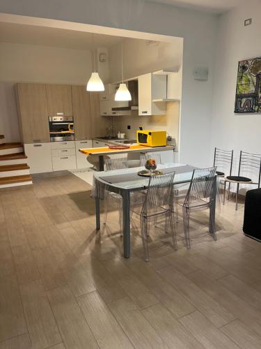 蒙蒂恰诺Casa “ la guazzara “的厨房以及带桌椅的用餐室。