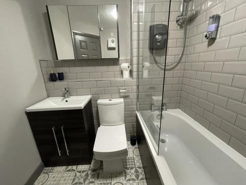利明顿温泉No24 - 2-bed Boutique Apartment - Hosted by Hutch Lifestyle的浴室配有卫生间、盥洗盆和浴缸。