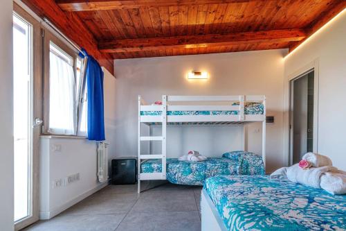 布里亚蒂科Residenza Anna Calabria的一间卧室设有两张双层床和一扇窗户。