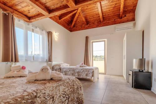 布里亚蒂科Residenza Anna Calabria的一间卧室设有两张床和大窗户
