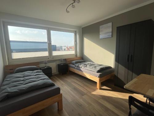 汉堡"Live Good, Work Good" - Stadion Apartment by GG Rental Hamburg的一间卧室设有两张床和大窗户