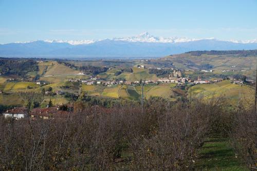 希尼奥B&B La Buonora的享有山谷和白雪覆盖的山脉的景色