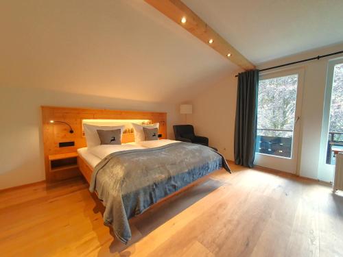 上施陶芬Haus Denneberg的一间卧室设有一张大床和一个大窗户