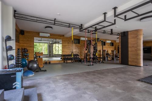 布拉格Vista Resort & Club的健身房,配有跑步机和健身器材