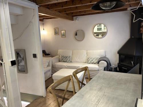 普奇塞达Casa MARcerdanya的客厅配有沙发和桌子