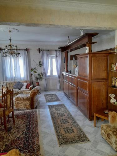 埃尔莫波利斯Art House Syros的客厅配有沙发和桌子