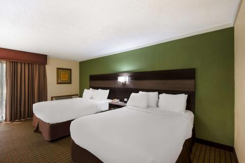 盖尔斯堡大草原会议中心贝斯特韦斯特酒店的绿墙旅馆客房的两张床