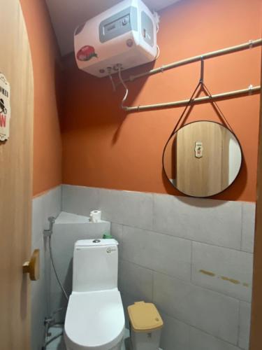 顺化Hue nice dorm的一间带卫生间和墙上摄像头的浴室