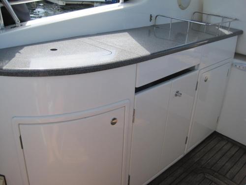 波雷奇Dream Night Boats的厨房配有白色橱柜和水槽