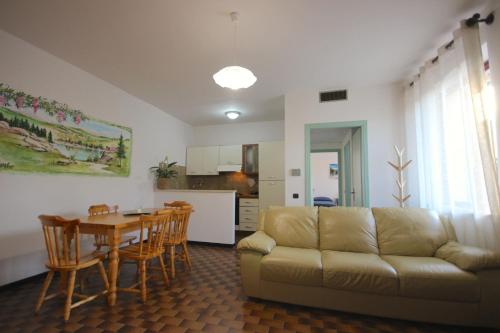 San Mauro di SalineCase VR Holiday Appartamenti Bellavista的带沙发和桌子的客厅以及厨房。