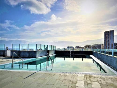 拉克鲁斯Hotel AF Valle Orotava的建筑物屋顶上的游泳池