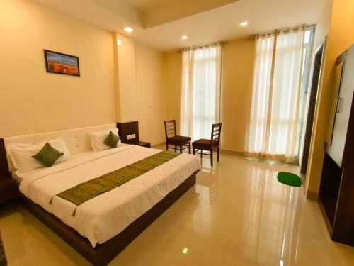 乌代浦Hotel Veer Palace near Udaipole Udaipur的卧室配有一张床和一张桌子及椅子
