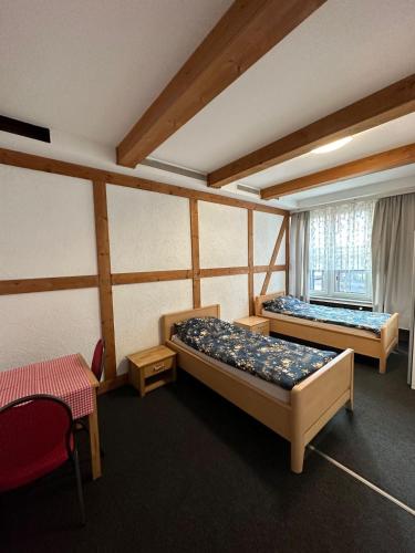 GronauDemir Pension的客房设有两张床和窗户。