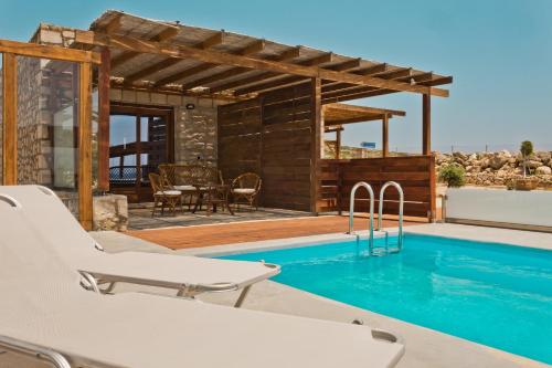 奇波斯阿费提Michaliou Kipos Luxury Villas的一座带游泳池和房子的别墅