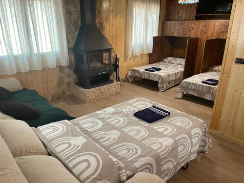 里奥帕尔Casa Rural Riópar, luxury in nature的带沙发和壁炉的客厅